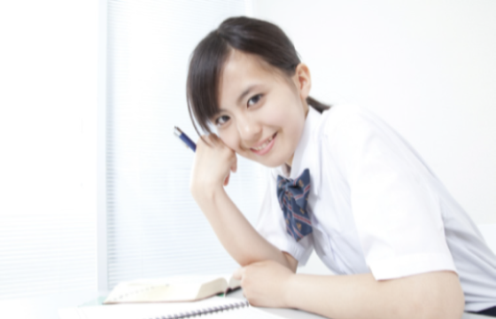 教室で学習する高校生のイメージ